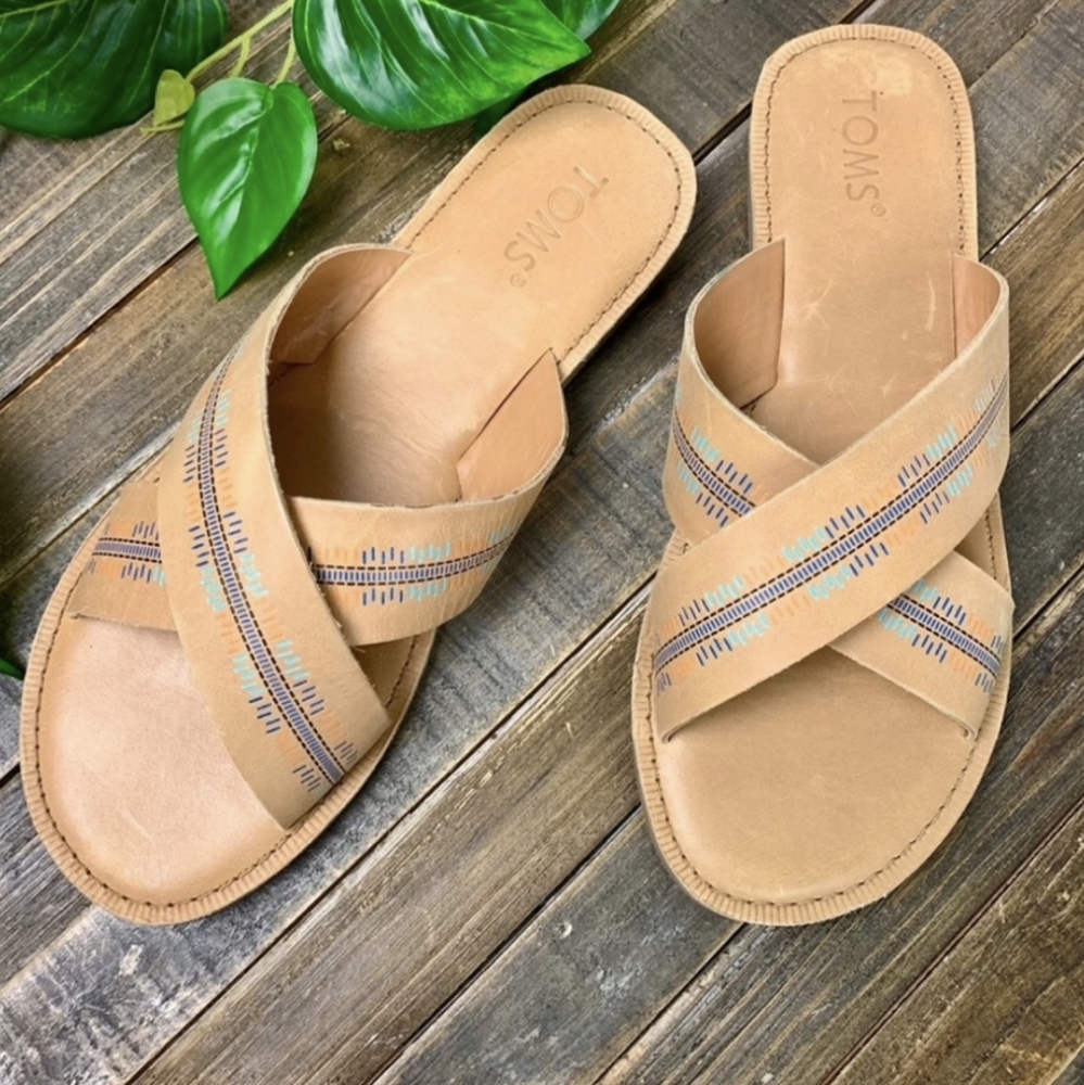TOM’S VIV TAN LEATHER EMBOSSED SANDAL SLIDES